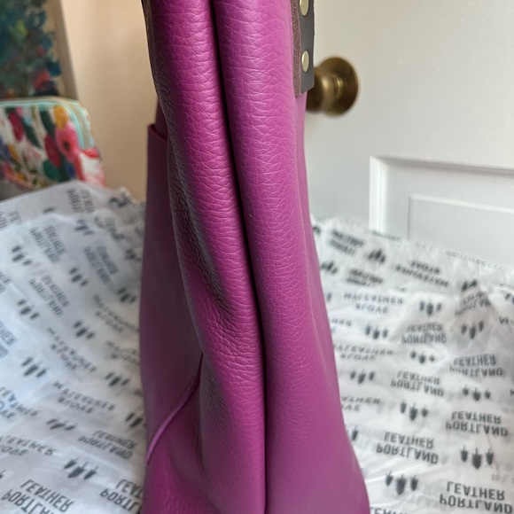 Portland Leather medium Tote Bag in Iris - Picture 6 of 8